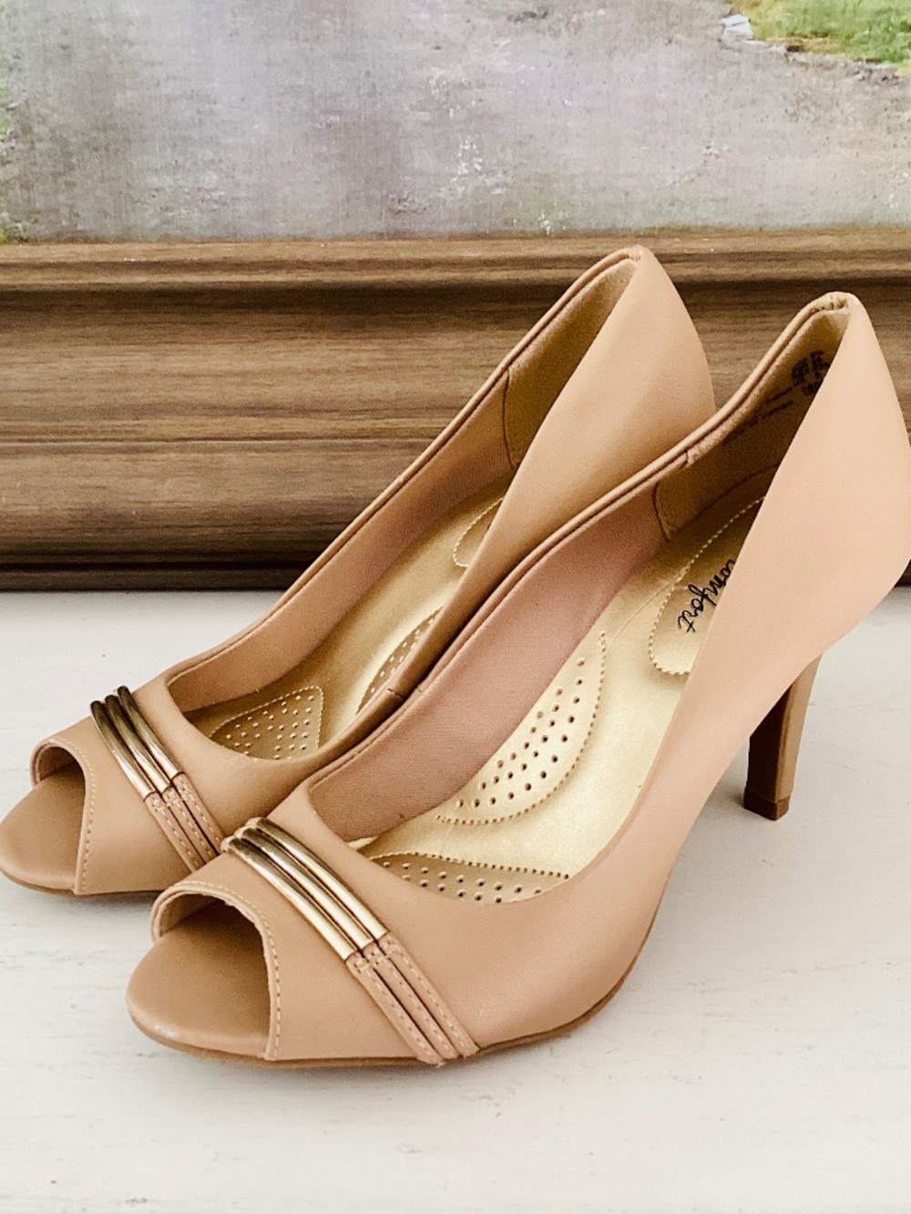 Dexflex Comfort Beige Nude Women’s 6.5 M Open Toe Heels Metal Detail Formal